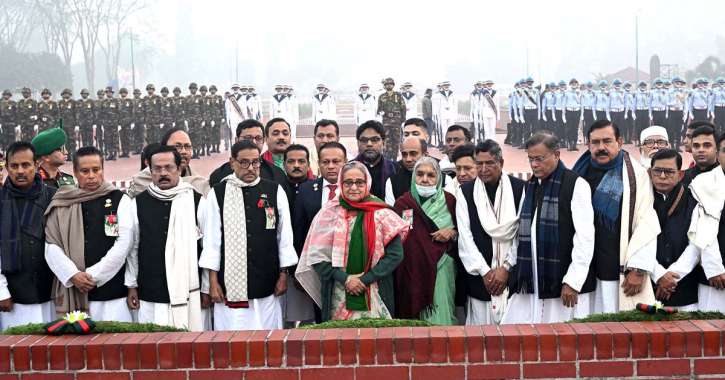 প্রধানমন্ত্রী শেখ হাসিনা মহান বিজয় দিবসে দলীয় নেতাদের সঙ্গে নিয়ে সাভারে স্মৃতিসৌধে পুস্পস্তবক অপর্ণ করেন। ছবি: পিআইডি