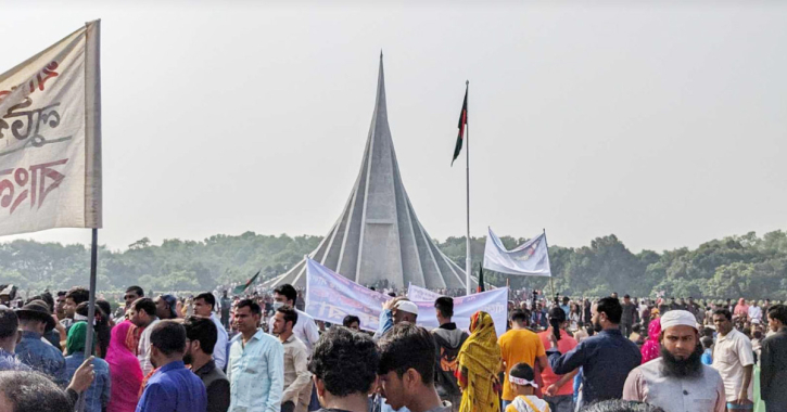 শ্রেষ্ঠ সন্তানদের শ্রদ্ধা নিবেদনে জাতীয় স্মৃতিসৌধে মানুষের ঢল